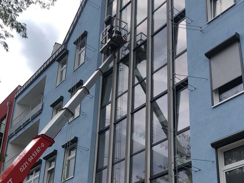 Gebäudereinigung Güttner | Servicedienstleister in Köln & Umgebung - Steigerarbeiten mit Gelenkhebebühne